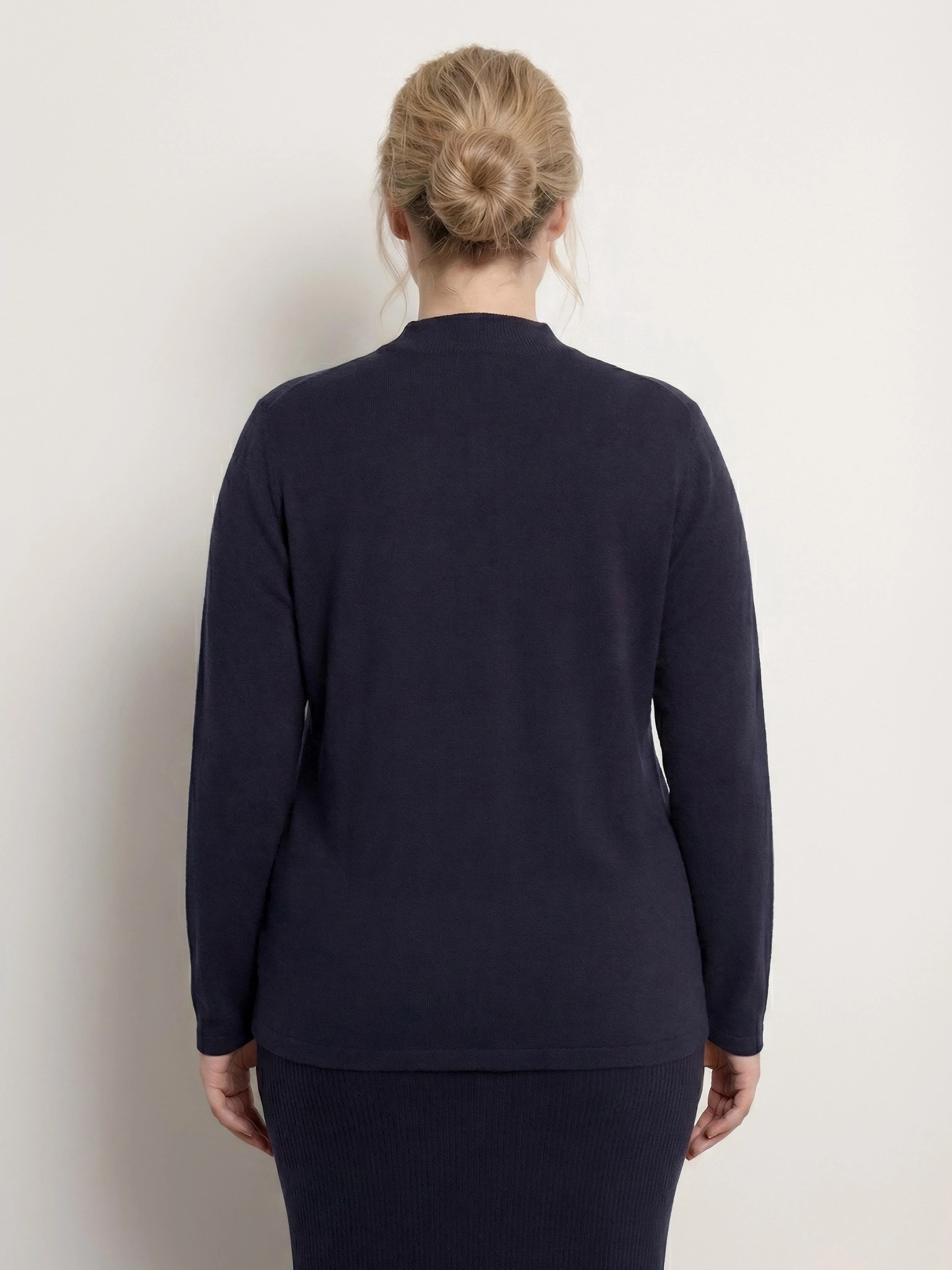 Джемпер темно-синего цвета со стразами из смесовой вискозы